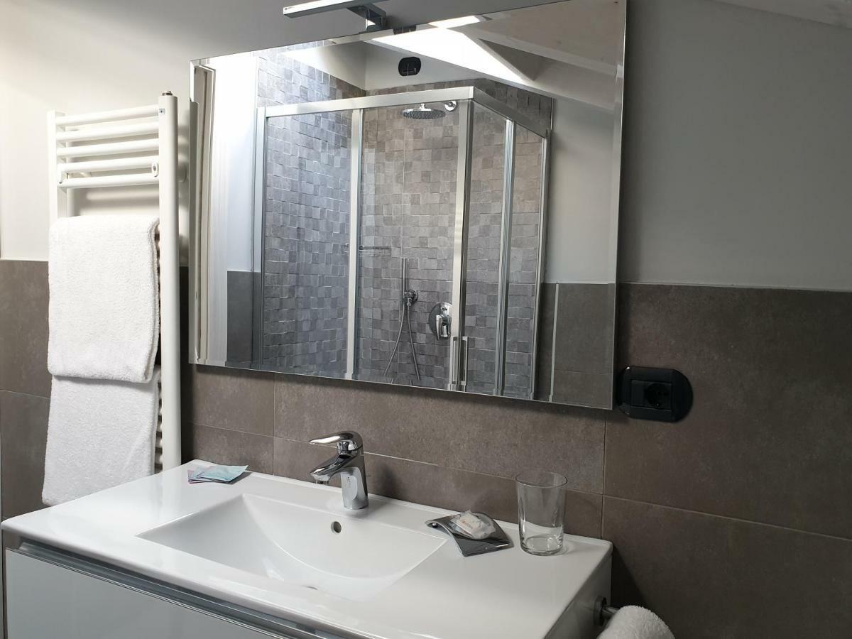 Lake Como Apartments Lecco Bagian luar foto